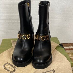 Gucci CARA black leather ankle platform boots size 7